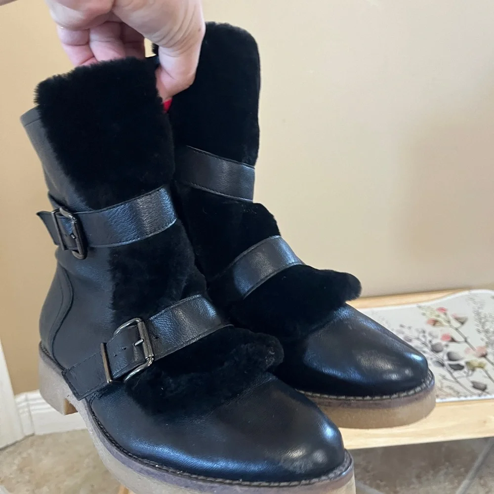 Stylish Black Leather Women's Boots - Picture 2 of 14